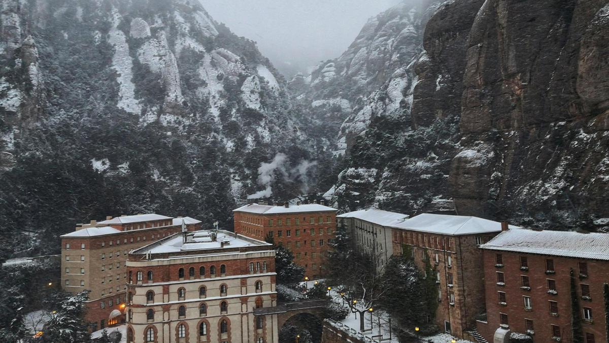 La abadía de Montserrat, nevada.