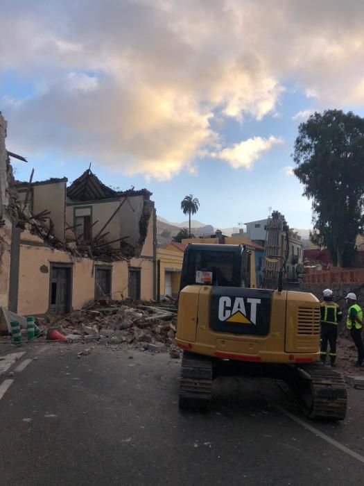 Derrumbe de la fachada de una casa en la carretera