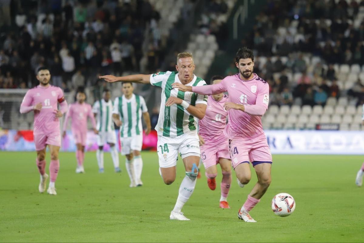Obolskii pugna por el esférico durante el Córdoba CF-Eldense, peor entrada de la temporada hasta ahora.