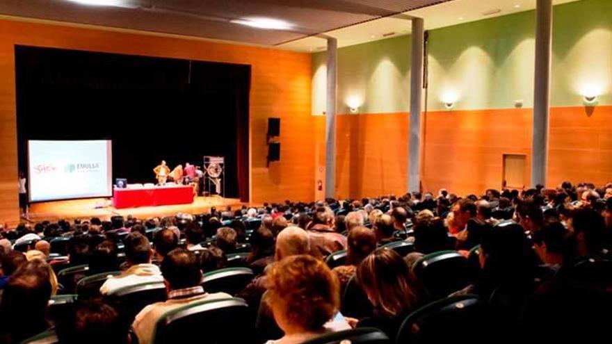 Parte de los asistentes al sorteo celebrado ayer en el centro municipal Gijón Sur.