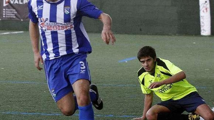 Un jugador del Valladares se escapa en un encuentro anterior. // FdV