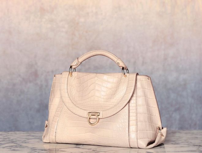 Soft Sofia Saddle de Ferragamo, crudo