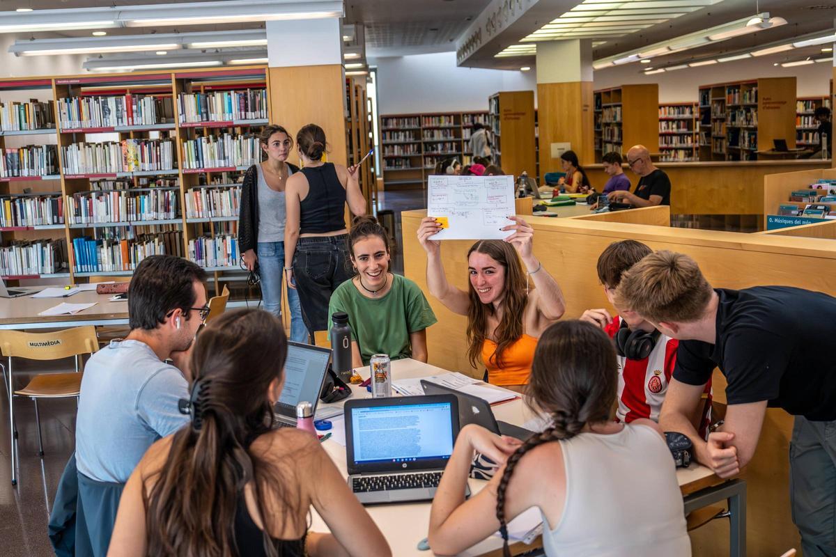 Estudiantes preparan el examen de selectividad en la Biblioteca Jaume Fuster de Barcelona