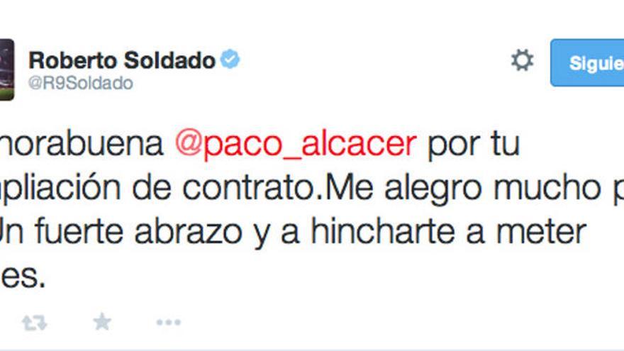 Soldado felicita a Alcácer por su renovación con el Valencia