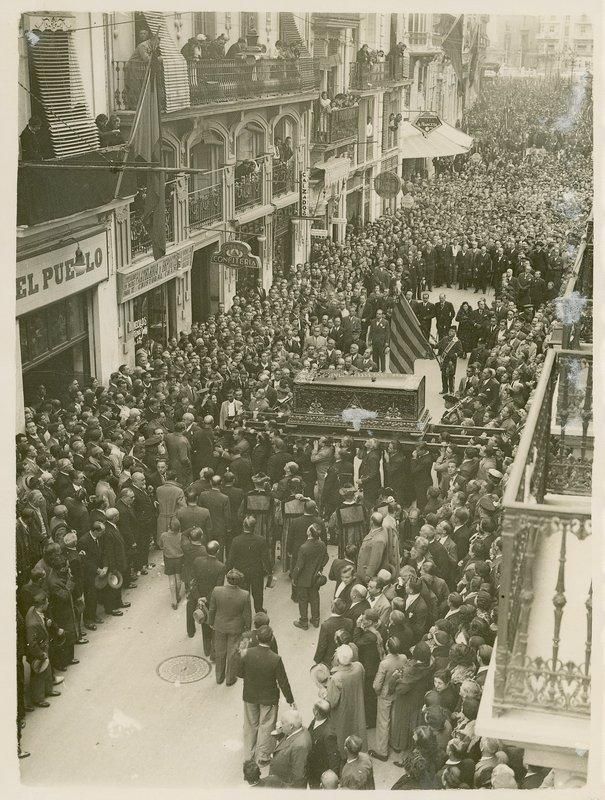 16 El f�retro, ante la redacci�n de El Pueblo, el peri�dico fundado por �l..jpg