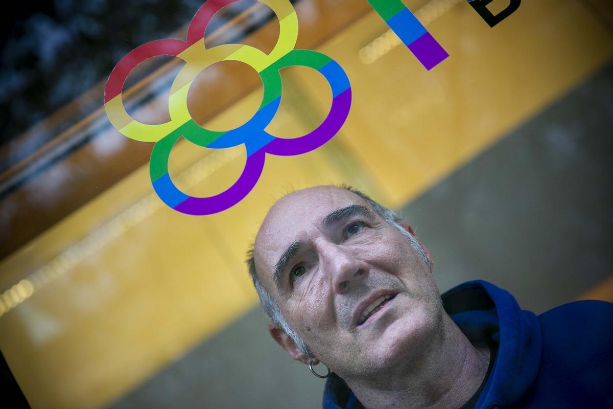 Eugeni Rodríguez, presidente y fundador de l'Observatori Contra la Homofobia, en el Centre LGTBI de Barcelona.