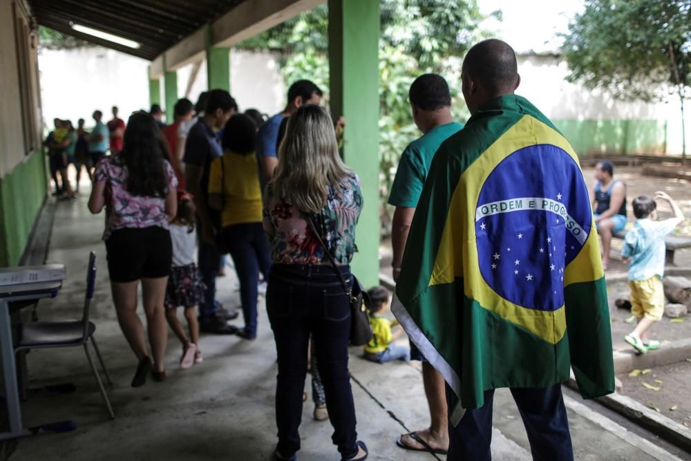 Abren los colegios electorales en Brasil