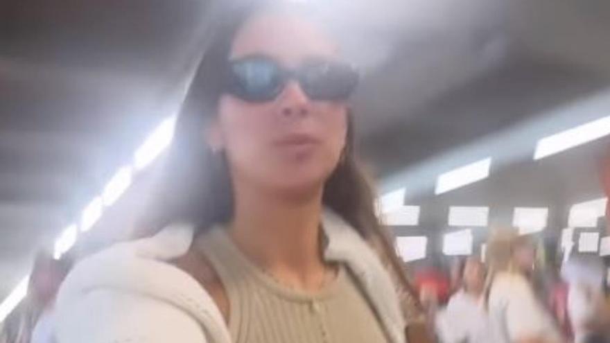 María Pombo llega al aeropuerto de Palma y se queja de la saturación turística de Mallorca
