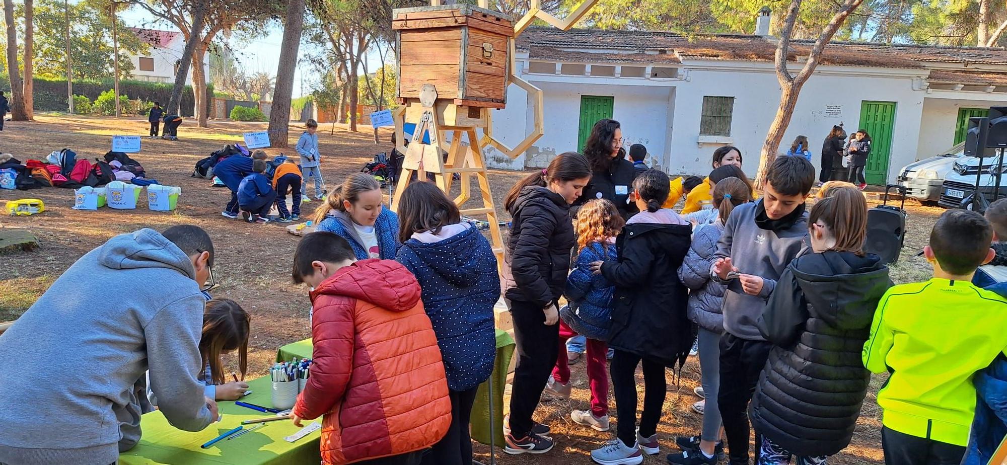 Los escolares de Vila-real celebran el Día del Árbol en el paraje del Termet