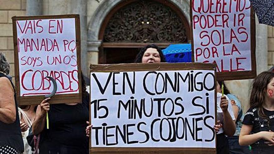 Participantes en una concentración de protesta contra las &#039;manadas&#039;.