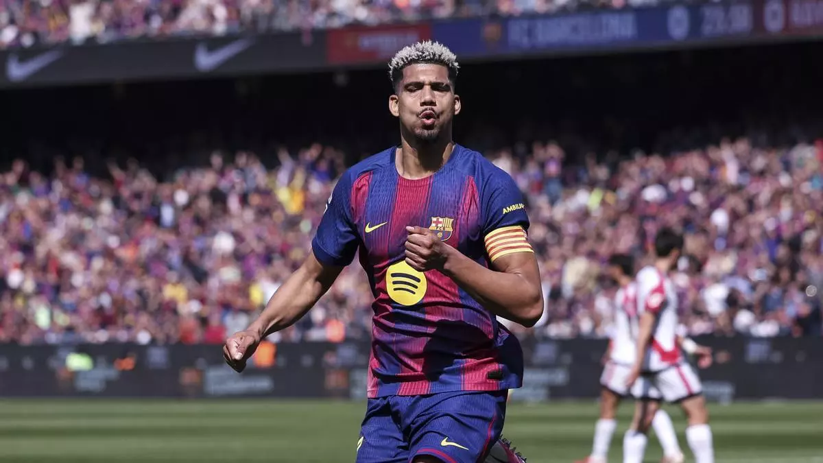 Araujo toma una decisión sobre su futuro en el Barça