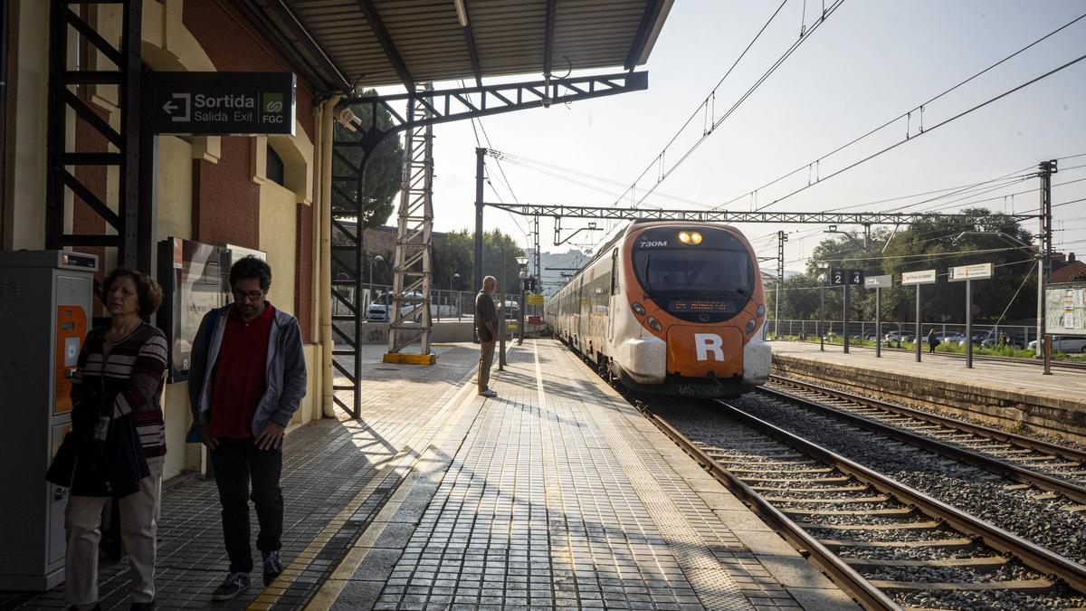 Un tren arribant a l'estació de la línia R4 de Renfe de Sant Vicenç de Castellet