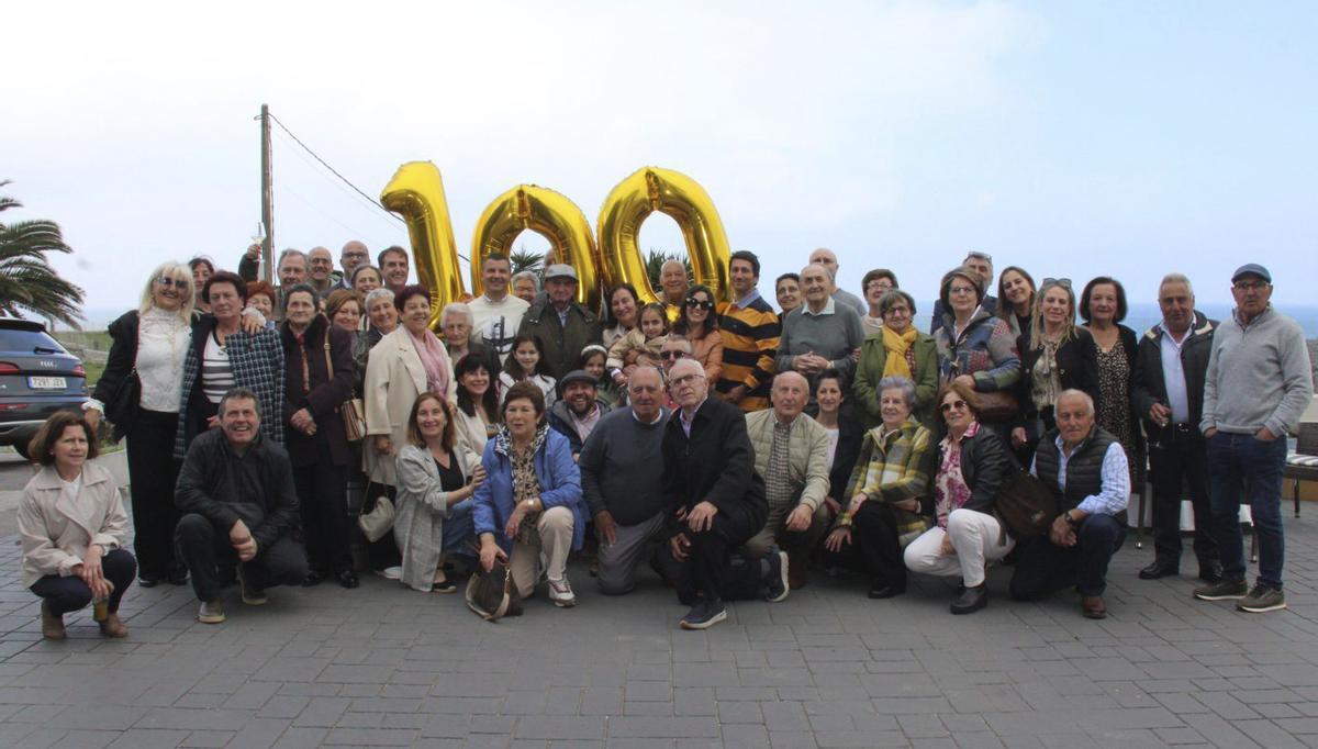 En el centro, de pie, Luis Romano Gutiérrez, con su familia, durante la celebración de sus 100 años.