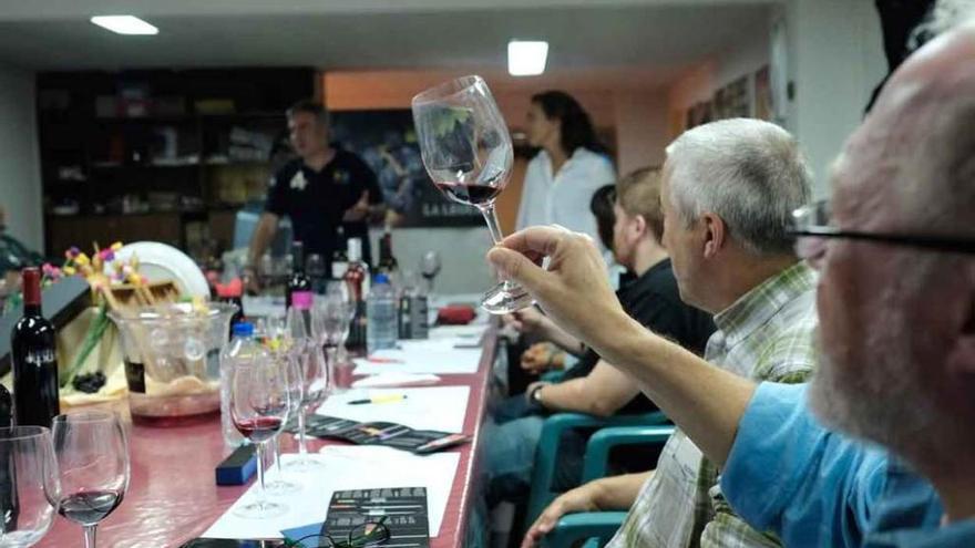 La Asociación de Sumilleres organiza una cata de vinos en la capital