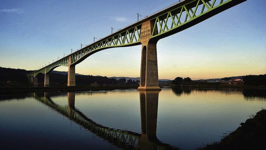 La superestructura que atraviesa el río Ulla entre Catoira y Rianxo (al fondo), con el tablero a sesenta metros de altura. // Iñaki Abella