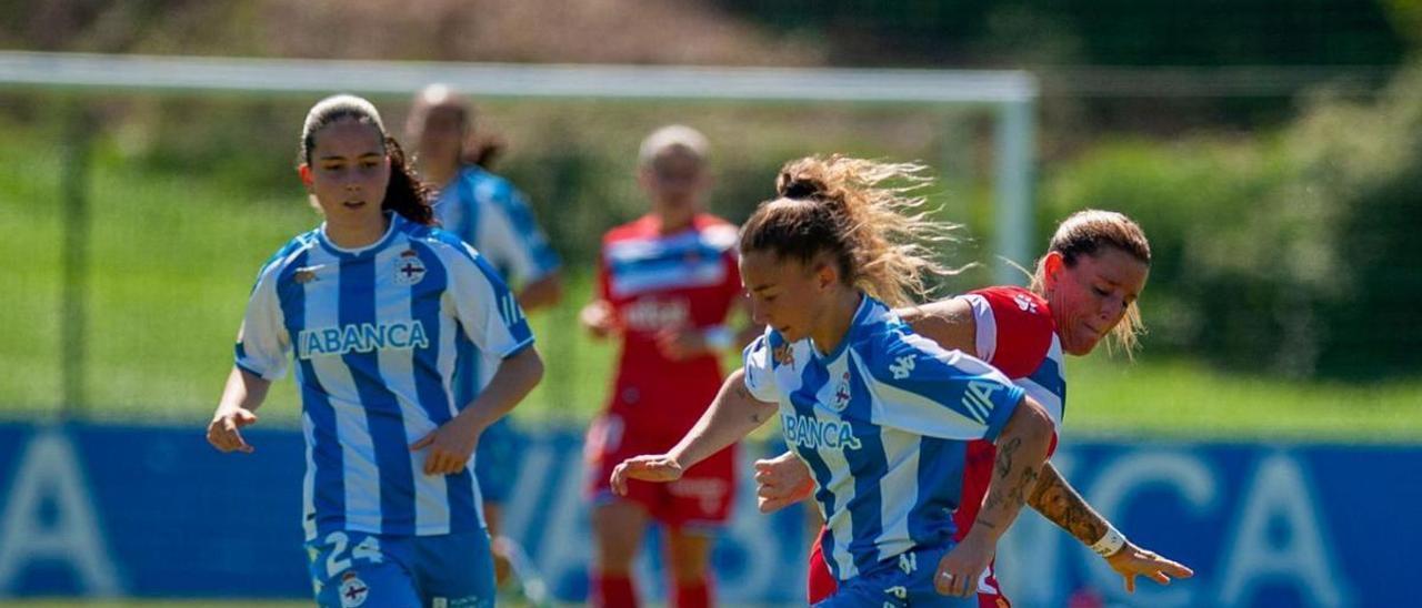 Ainhoa Marín conduce la pelota en el partido contra el Espanyol. |  // CASTELEIRO / ROLLER AGENCIA