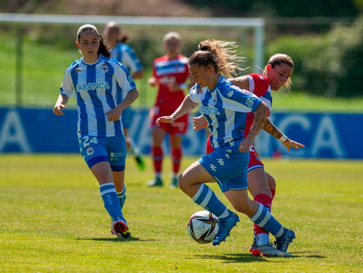 Ainhoa Marín conduce la pelota en el partido contra el Espanyol. |  // CASTELEIRO / ROLLER AGENCIA