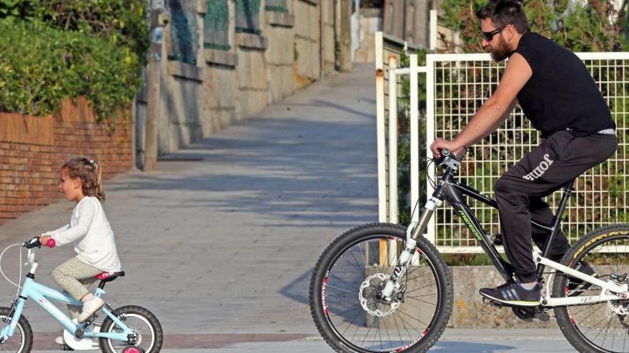 Dos ciclista en el paseo de Panxón (archivo). // Marta G. Brea