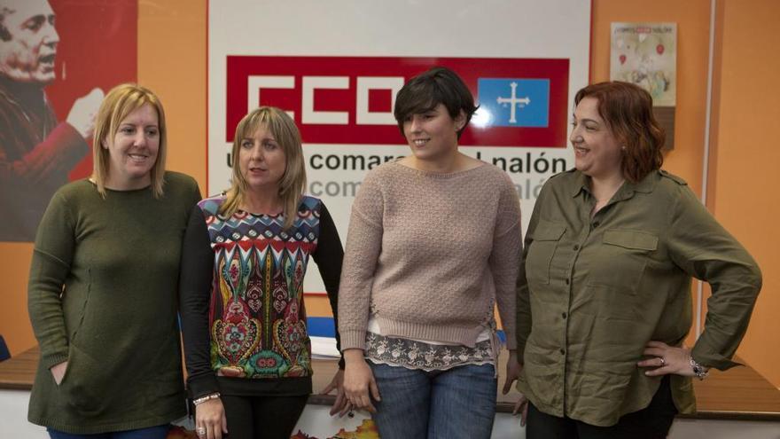Por la izquierda, Estela Felgueroso, Esther Barbón, Rosana Pérez y Sandra González, ayer, en la sede comarcal de CC OO.