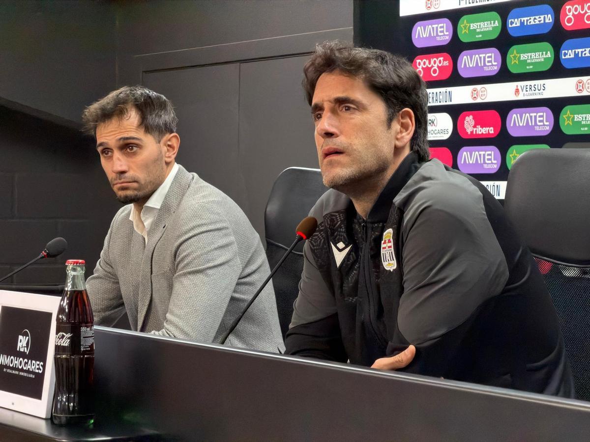 Iñigo Vélez, en su presentación, acompañado de Alejandro Arribas