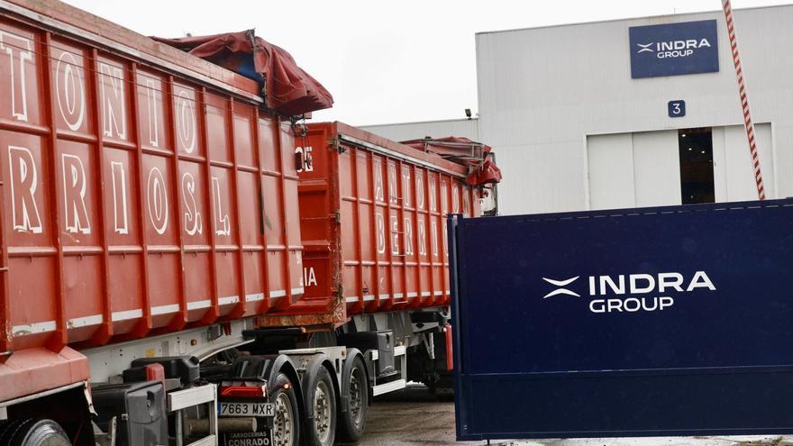 Un camión entra en el recinto de Indra en el Tallerón, en Gijón. | MARCOS LEÓN