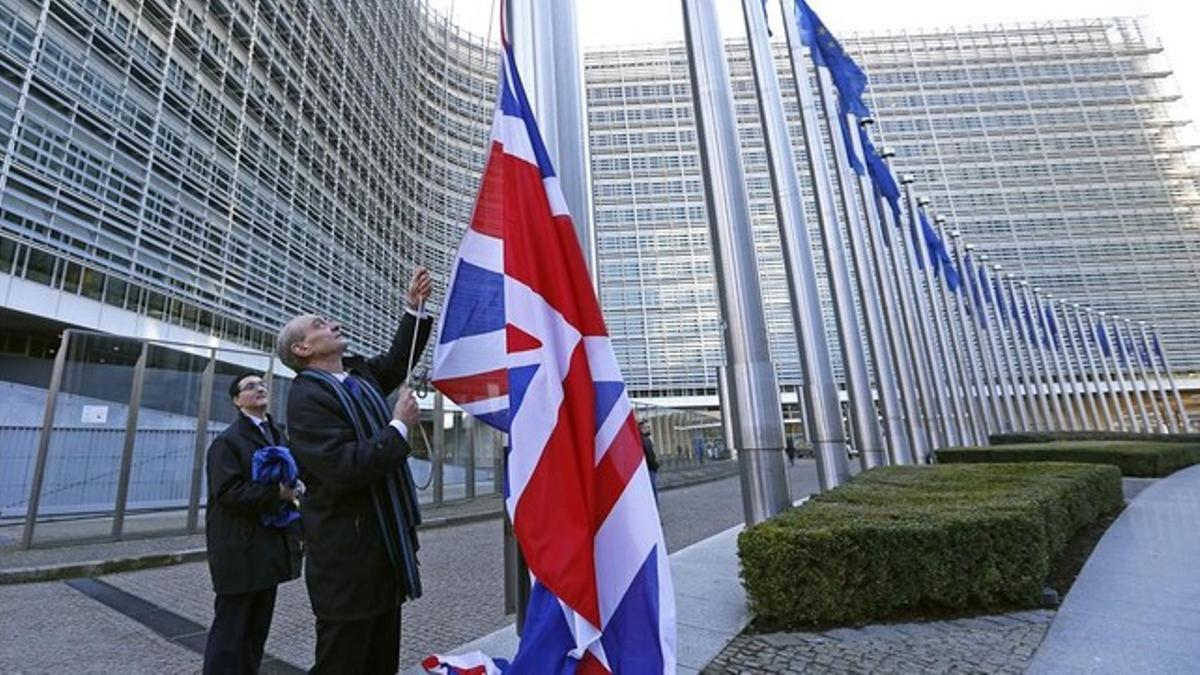 La bandera británica es izada ante las instituciones europeas con motivo de la visita de Cameron, el martes.