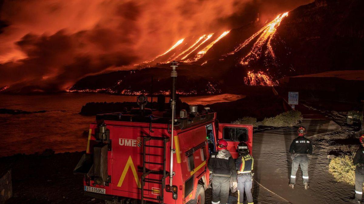 Personal de la UME en plena erupción del volcán Cumbre Vieja en La Palma.