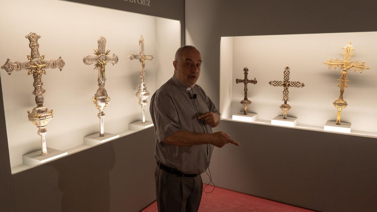 José Ángel Rivera explica las cruces parroquiales en la exposición &quot;Salus&quot;