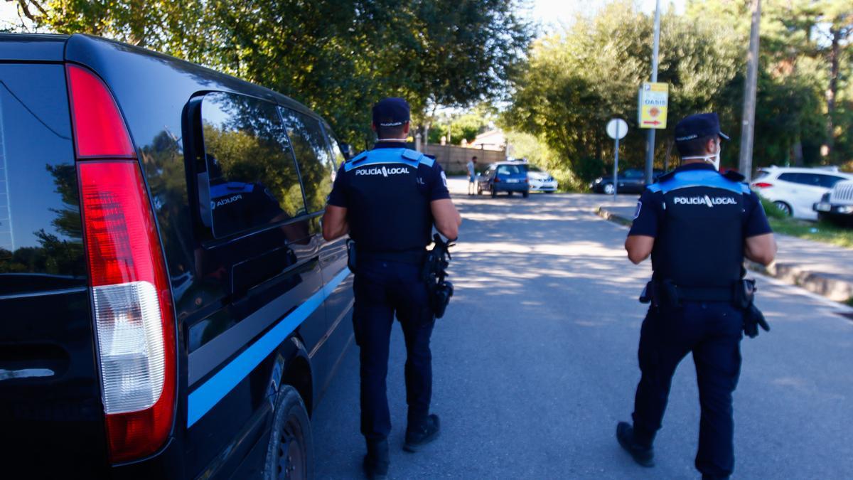 Agentes de la Policía Local de A Illa durante una intervención