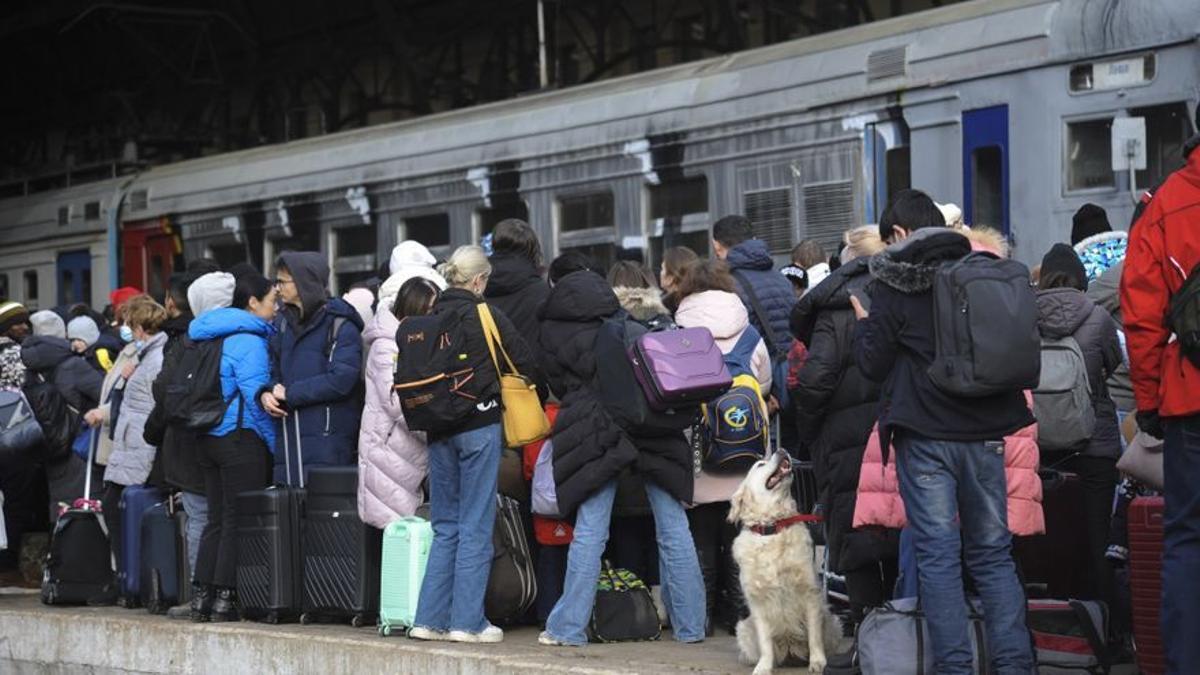 Un andén de la estación de tren de Lviv, en Ucrania, repleto de gente que espera para coger un tren que les lleve a Polonia.