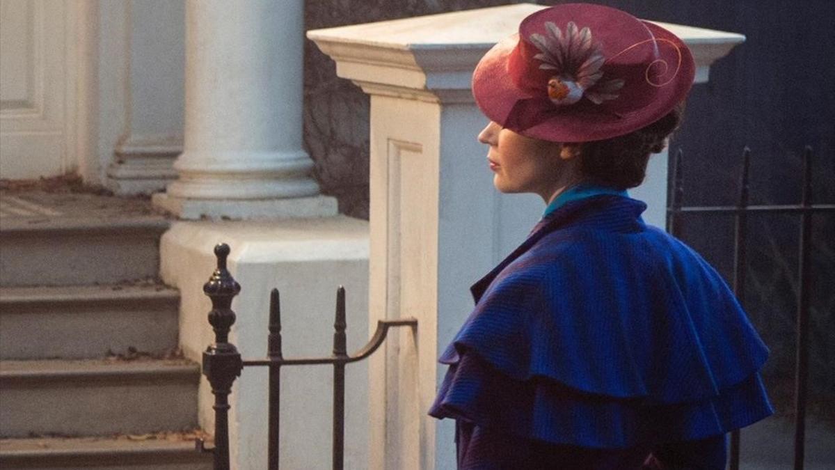 Emily Blunt, como Mary Poppins, frente al hogar de la familia Banks.