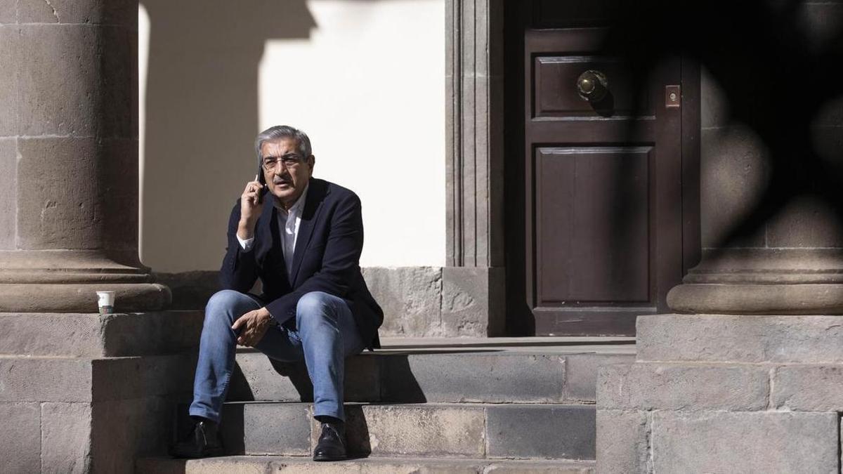 El presidente de NC-Bloque Canarista, Román Rodriguez, en el patio del Parlamento.