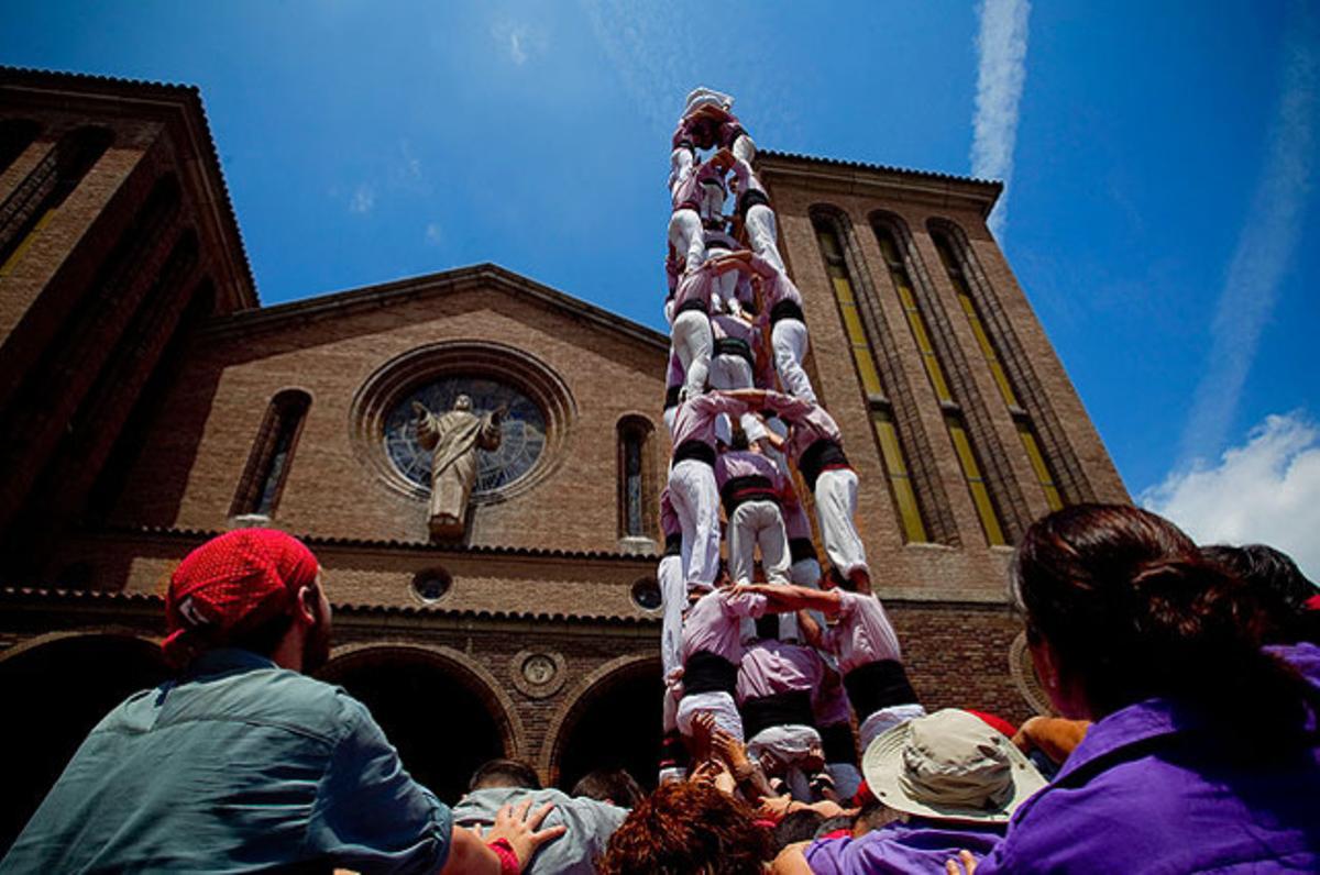 Un de 5 de 8 dels Minyons de Terrassa durant la Jornada Castellera celebrada a Cornellà de Llobregat (Baix Llobregat) durant la festa major del municipi.
