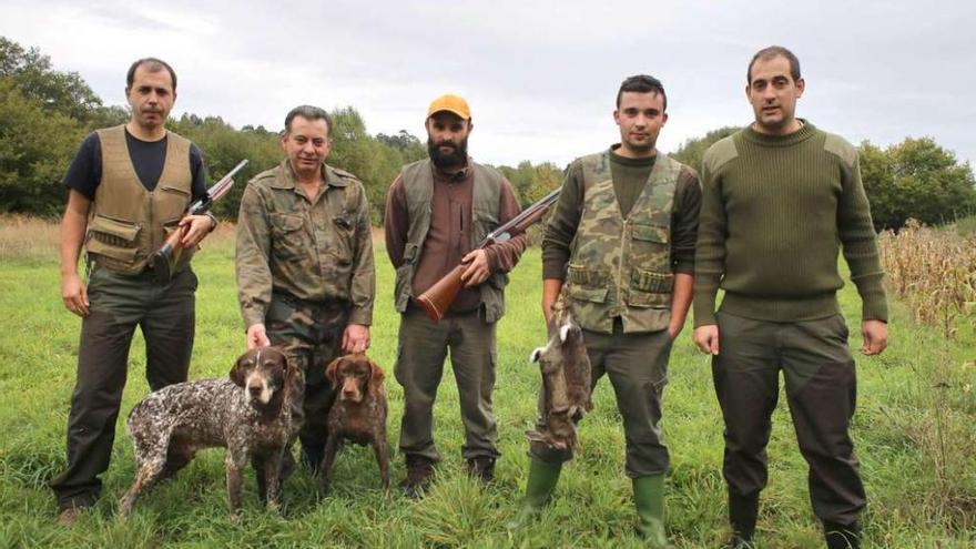 Un grupo de cazadores, durante el inicio de temporada del año pasado en la comarca de Deza. // Bernabé/Gutier