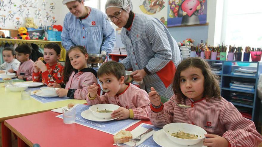 O “caldo de gloria” na honra a Rosalía volve máis forte ca nunca: 421 restaurantes e comedores o cociñarán hoxe