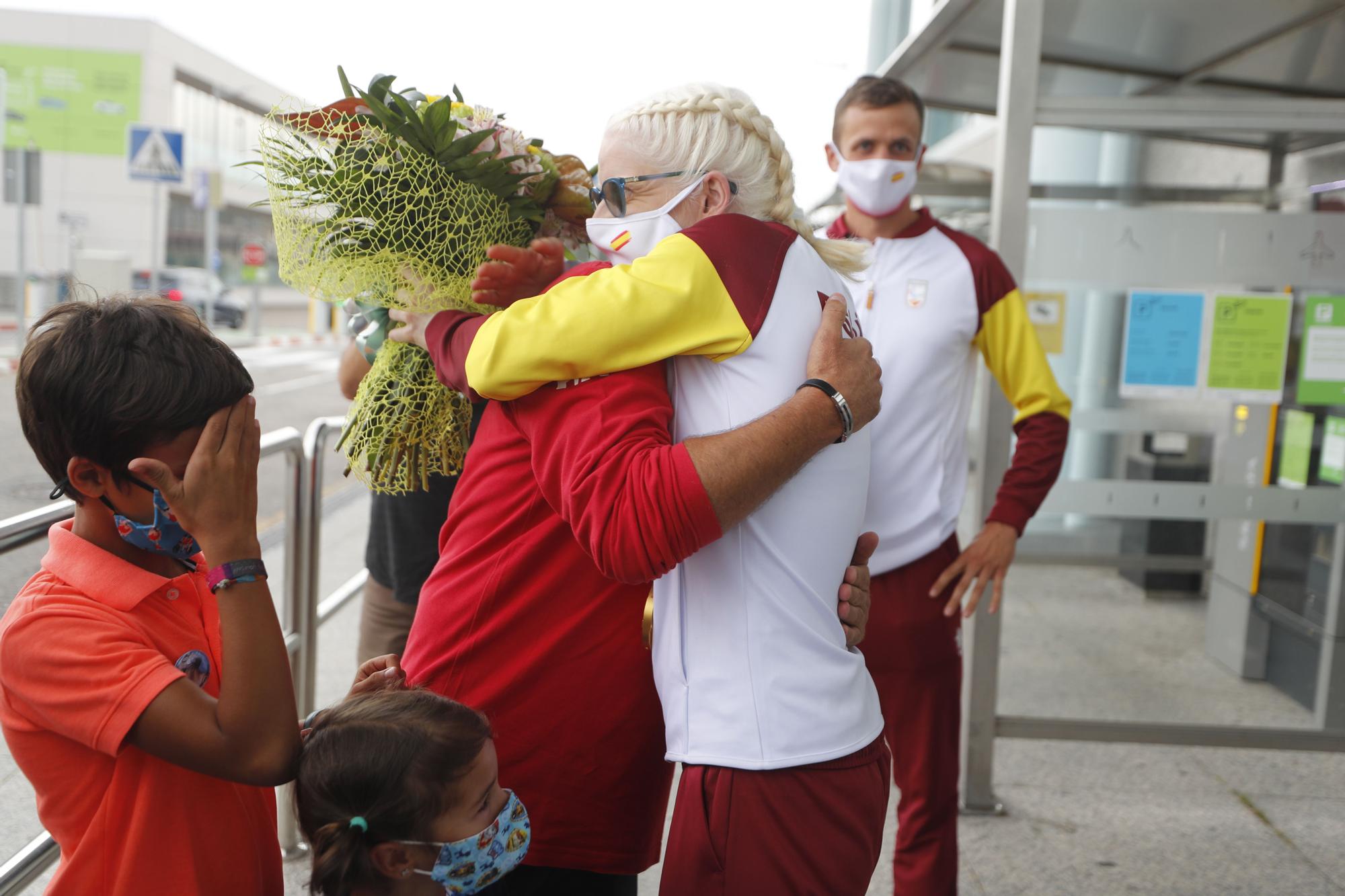 Los emotivos momentos de la medalla de oro Susana Rodríguez Gacio a su llegada a Vigo