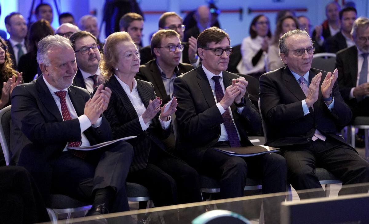 Foro España 360. 27.11.2025. Madrid. Ángel Víctor Torres, ministro de Política Territorial; Arantza Sarasola, vicepresidenta de Prensa Ibérica; Salvador Illa, President de la Generalitat de Catalunya y Javier Moll, presidente de Prensa Ibérica