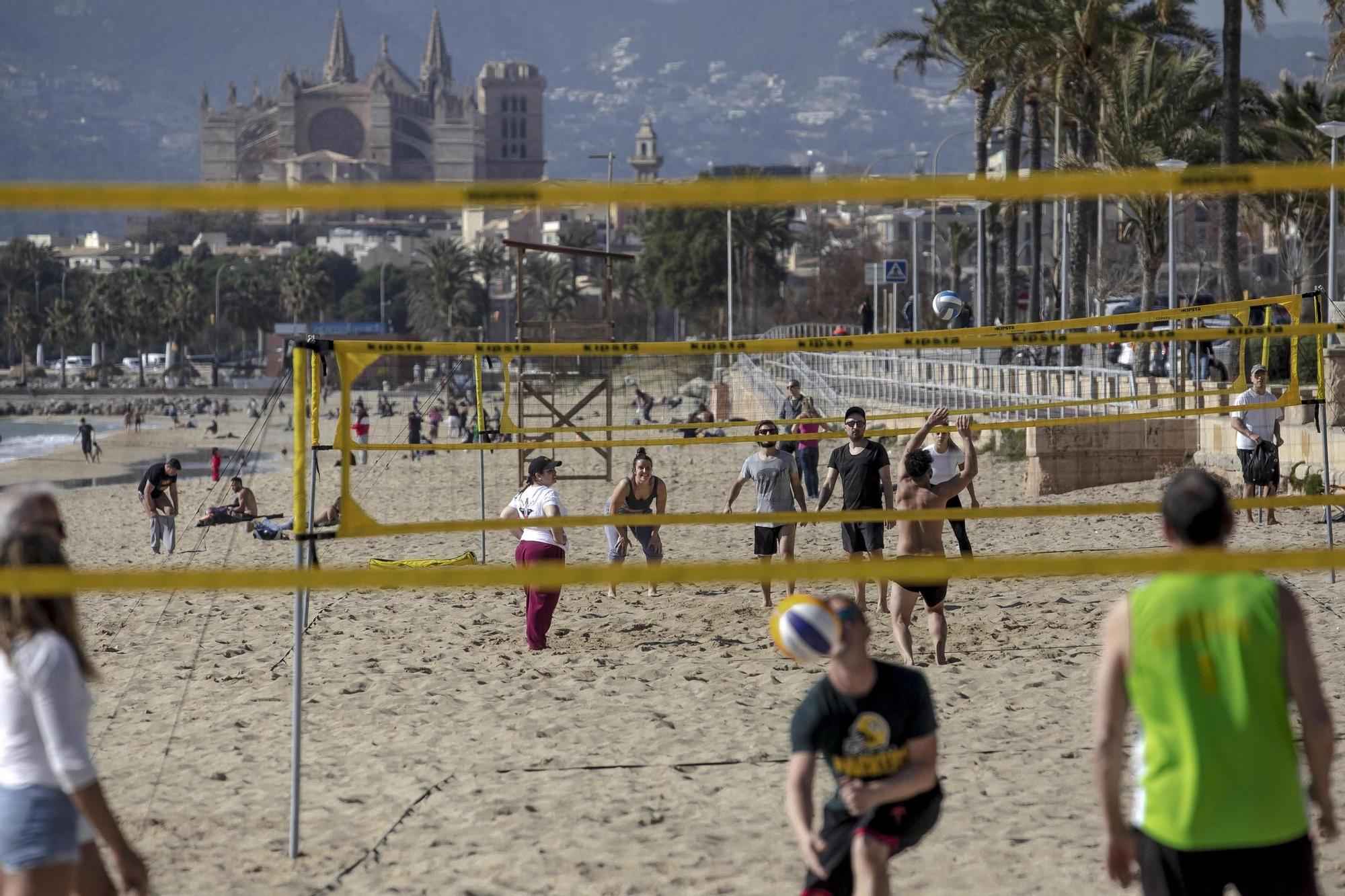 Los palmesanos aprovechan el buen tiempo para disfrutar de la playa