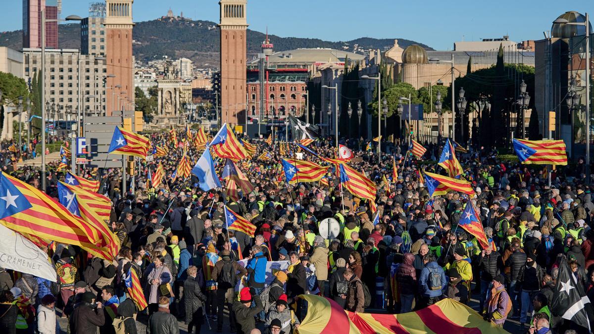 Varias personas con banderas de la estelada participan en la manifestación ‘Aquí no s'ha acabat res' contra la Cumbre Hispano-Francesa, a 19 de enero de 2023, en Barcelona, Catalunya (España).