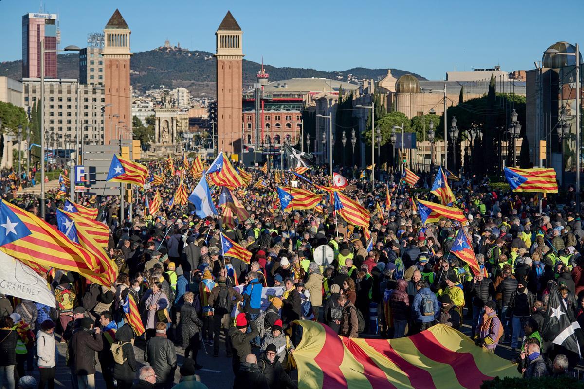 Varias personas con banderas de la estelada participan en la manifestación ‘Aquí no sha acabat res contra la Cumbre Hispano-Francesa, a 19 de enero de 2023, en Barcelona, Catalunya (España).