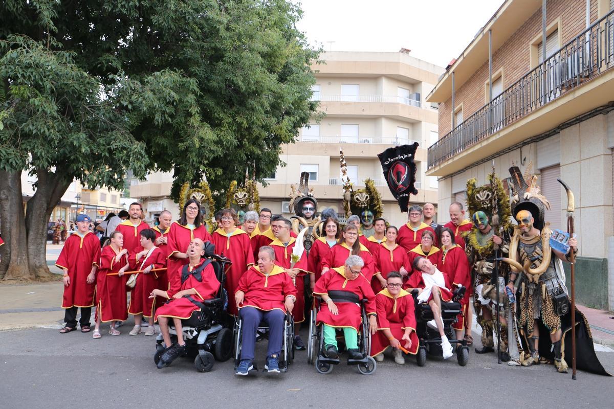 Usuarios y usuarias de Aspromivise en las fiestas de Moros i Cristians del Genovés.