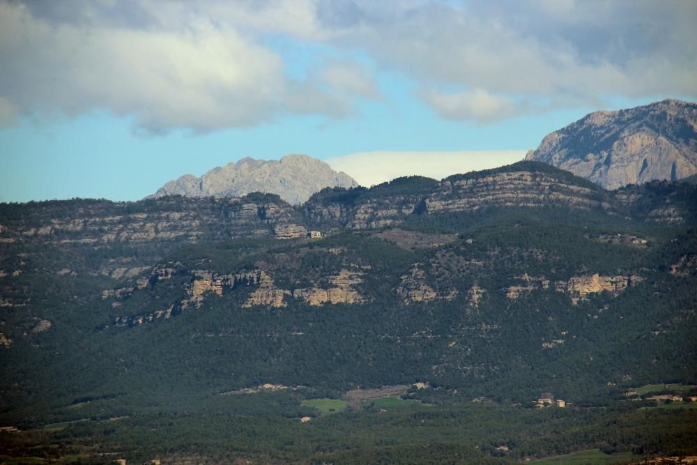 El Pedraforca mig ennovolat des de Serrateix.