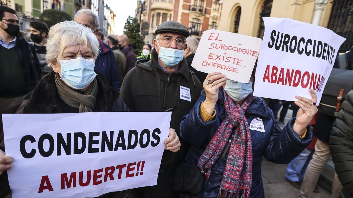 Vecinos del Occidente delante de la Presidencia del Principado durante la protesta del pasado jueves en Oviedo