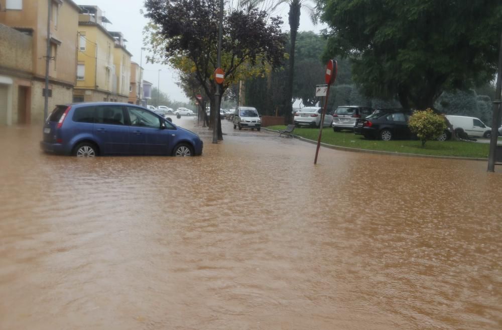 Consecuencias de la tromba de agua caída en Alzira esta pasada madrugada y esta mañana.