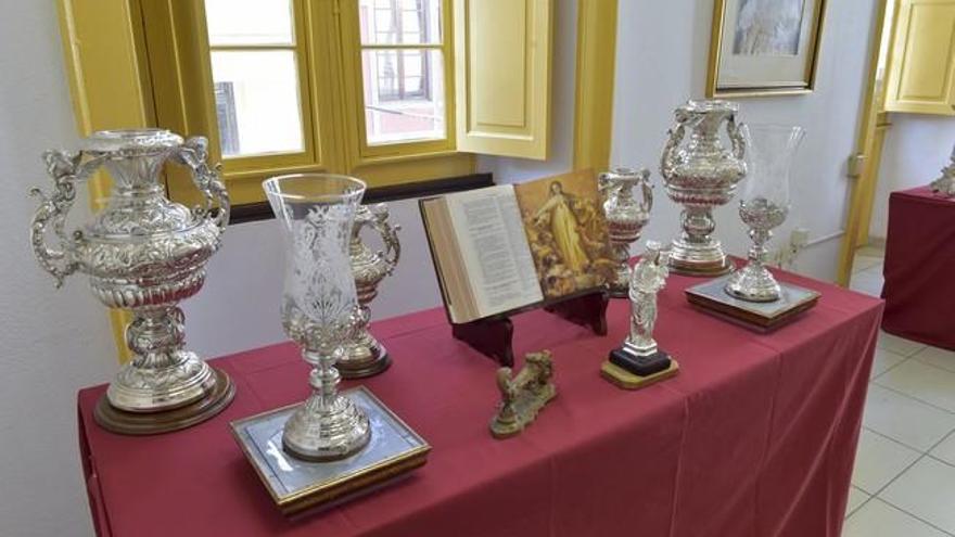 Preparativos de la muestra de la cofradía de Los Dolores de Triana en el Gobierno Militar