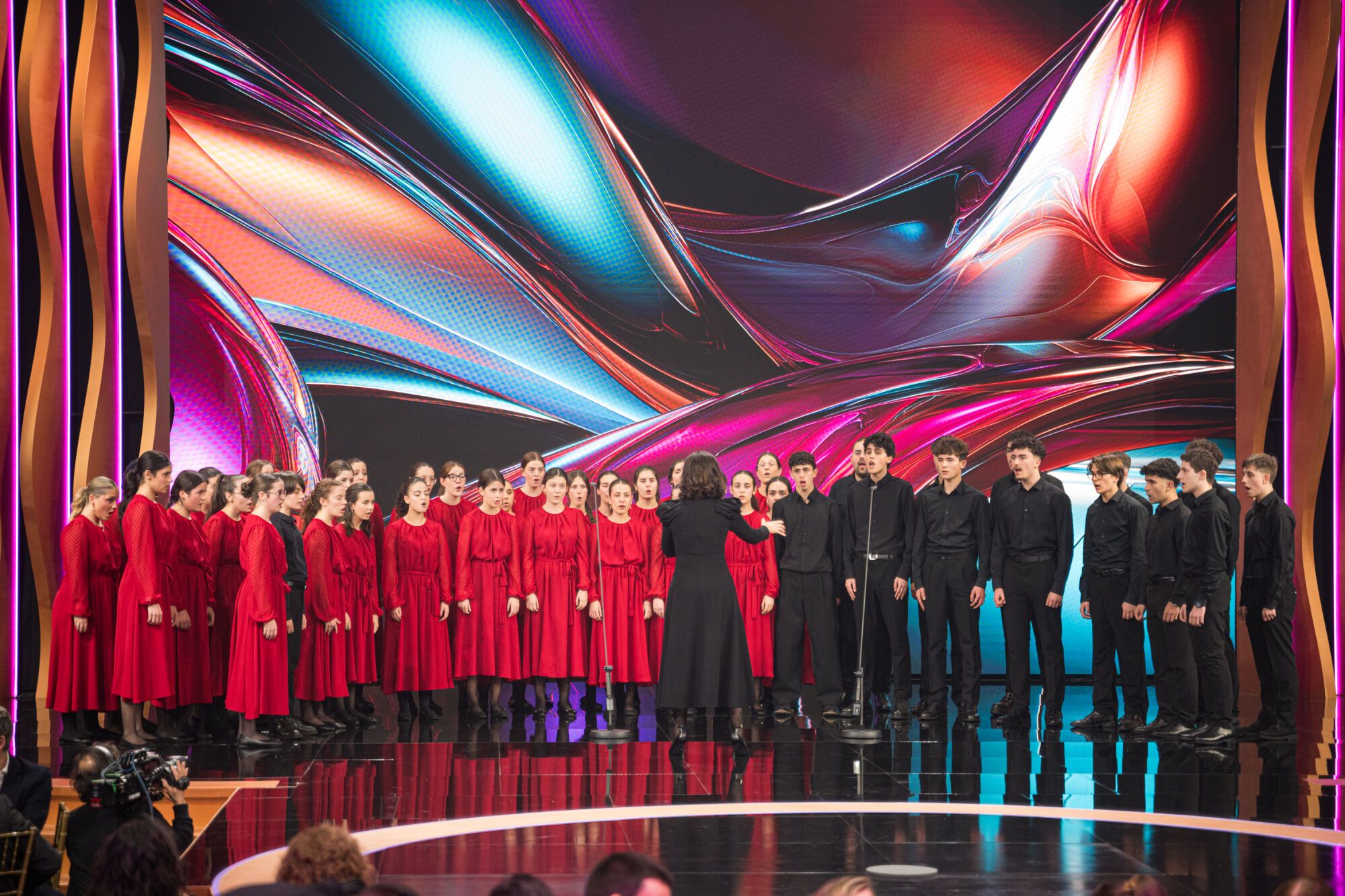 Un coro interpreta 'No cambie' de Tamara durante la gala de entrega de los Premios Feroz 2026, en el Pazo da Cultura, a 24 de enero de 2026, en Pontevedra, Galicia (España). Los Premios Feroz son entregados de manera anual por la Asociación de Informadores Cinematográficos de España desde 2014, con el objetivo de destacar lo mejor de la producción audiovisual del año, tanto en cine como en televisión. 24 ENERO 2026 Elena Fernández / Europa Press 24/01/2026. Elena Fernández;