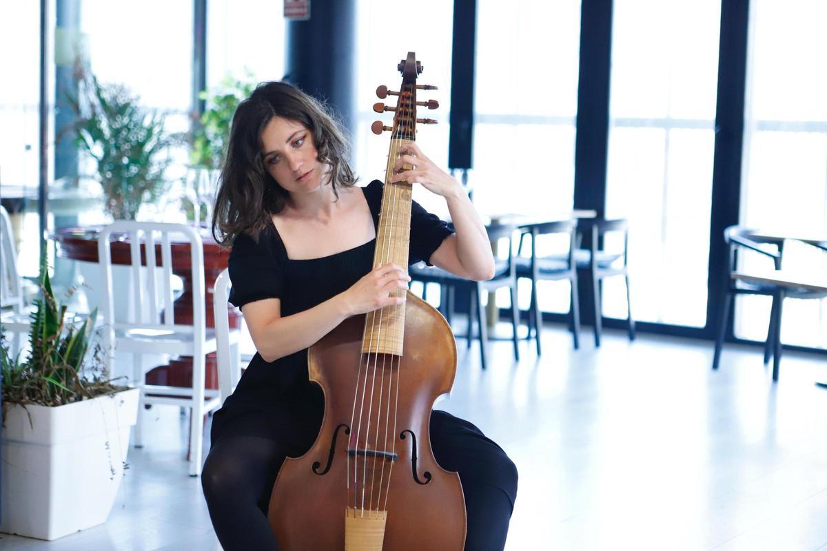 La artista Pilar Almalé con el instrumento que da musicalidad a 'Savia'