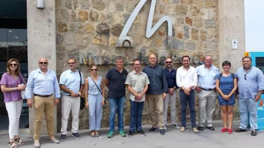 Els representants del GALP Costa Brava i Terres de l&#039;Ebre, amb els tres alcaldes al centre, ahir, davant el Museu de la Pesca.