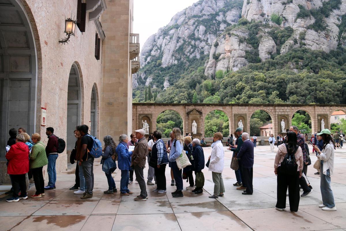 Cua de visitants per accedir a la Basílica de Montserrat