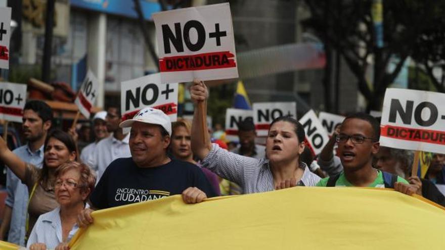 Los opositores respaldan a Guaidó en las calles
